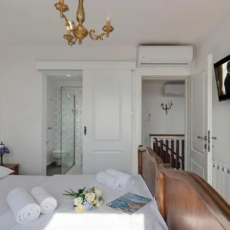 Hidden Pool House With Sea View - Happy 아파트
